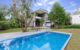 Villa Foresta By Stayvista With Modern Decor, Swimming Pool & Expansive Lawn For A Perfect Escape
